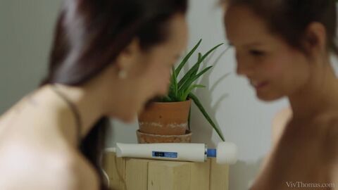 HD видео, брюнетка, лесбиянки, поцелуи, секс игрушки